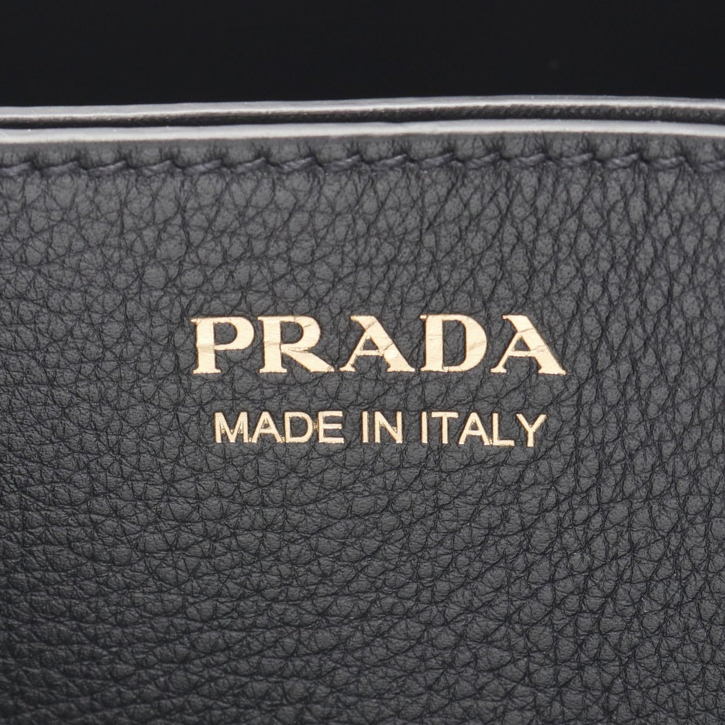 バックルダブルベルト ミディアム ハンドバッグ レザー ブラック プラダ バッグ PRADA