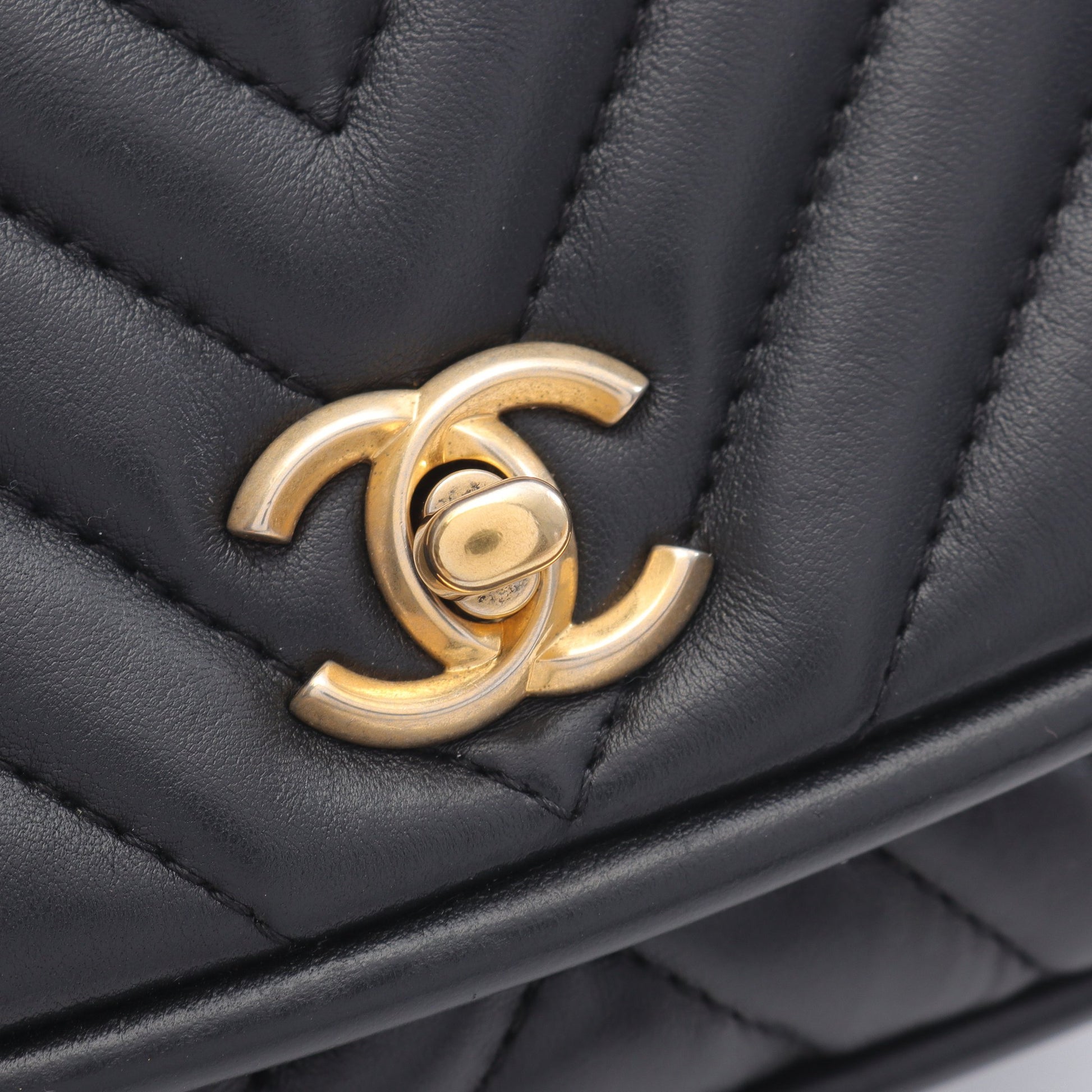 Vステッチ シェブロン チェーンショルダーバッグ ラムスキン ブラック ゴールド金具 2WAY シャネル バッグ CHANEL