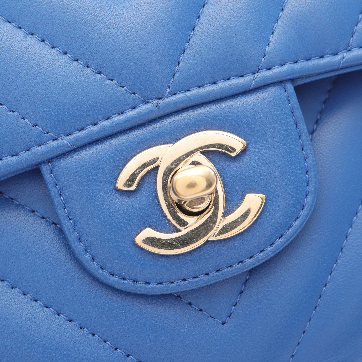 シェブロン Vステッチ Wフラップ Wチェーンショルダーバッグ ラムスキン ブルー ゴールド金具 シャネル バッグ CHANEL