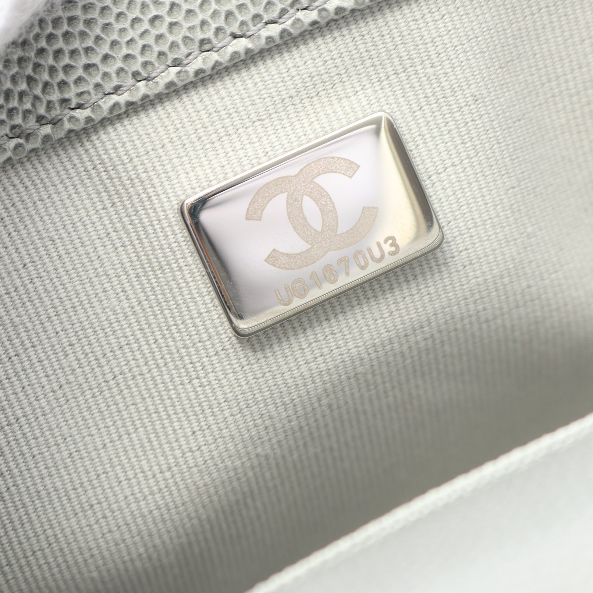 ミニマトラッセ チェーンショルダーバッグ キャビアスキン グレー グレー金具 グラデーション シャネル バッグ CHANEL