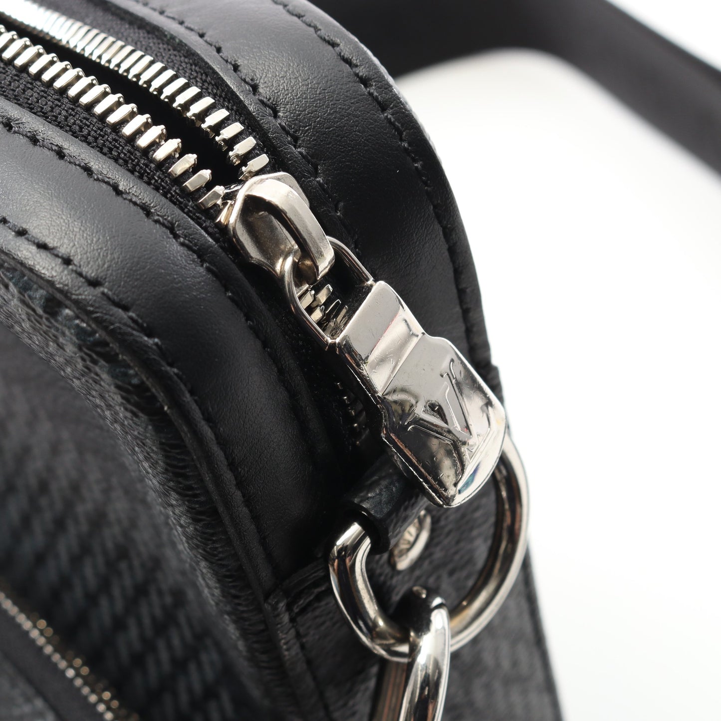 トリオ メッセンジャー ダミエグラフィット ショルダーバッグ PVC レザー ブラック ルイヴィトン バッグ LOUIS VUITTON