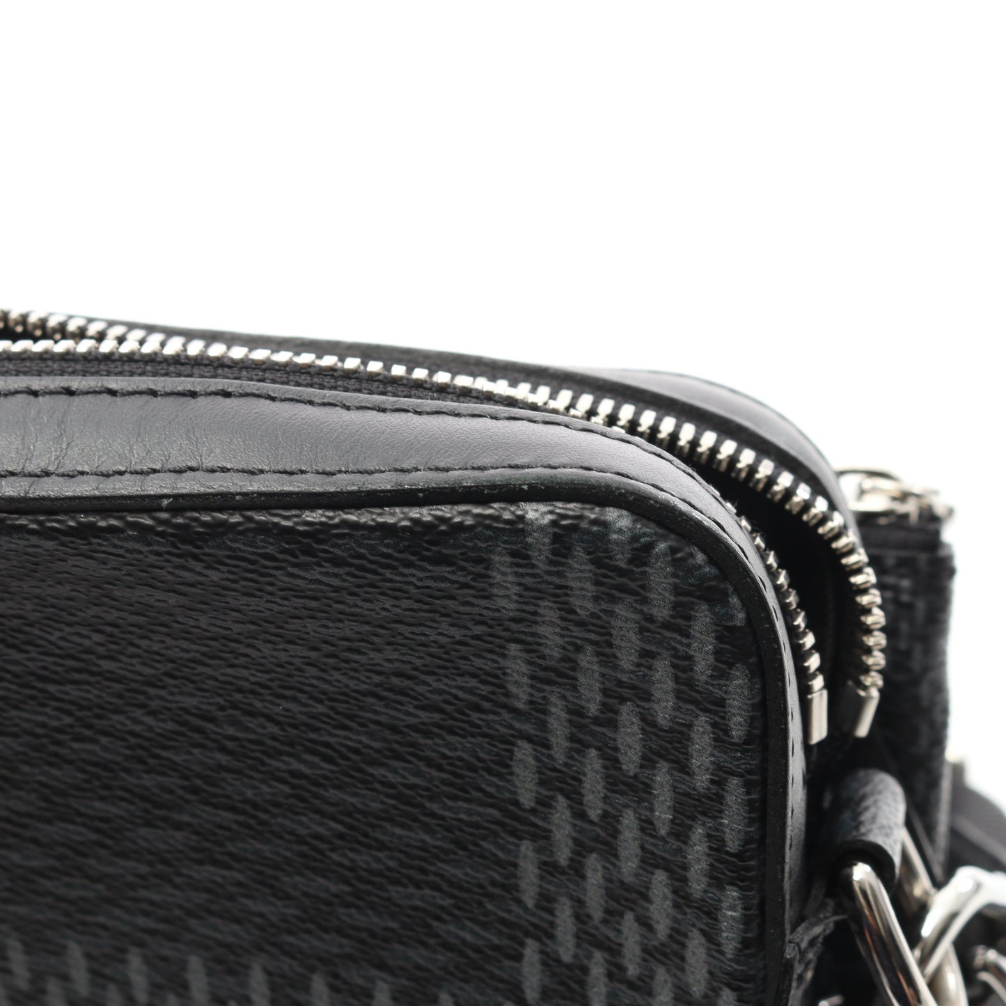 トリオ メッセンジャー ダミエグラフィット ショルダーバッグ PVC レザー ブラック ルイヴィトン バッグ LOUIS VUITTON