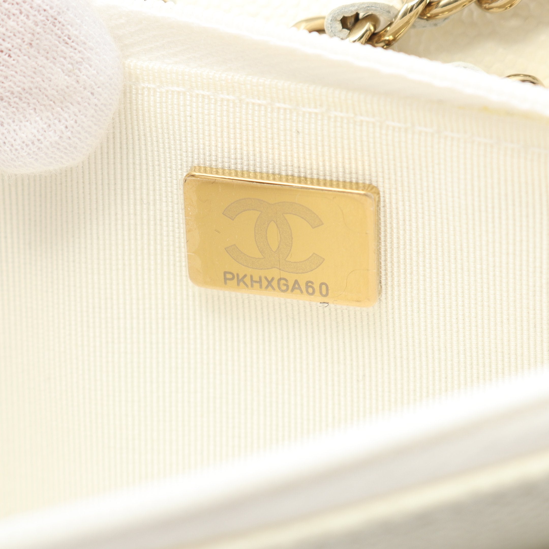 マトラッセ チェーンウォレット キャビアスキン ホワイト ゴールド金具