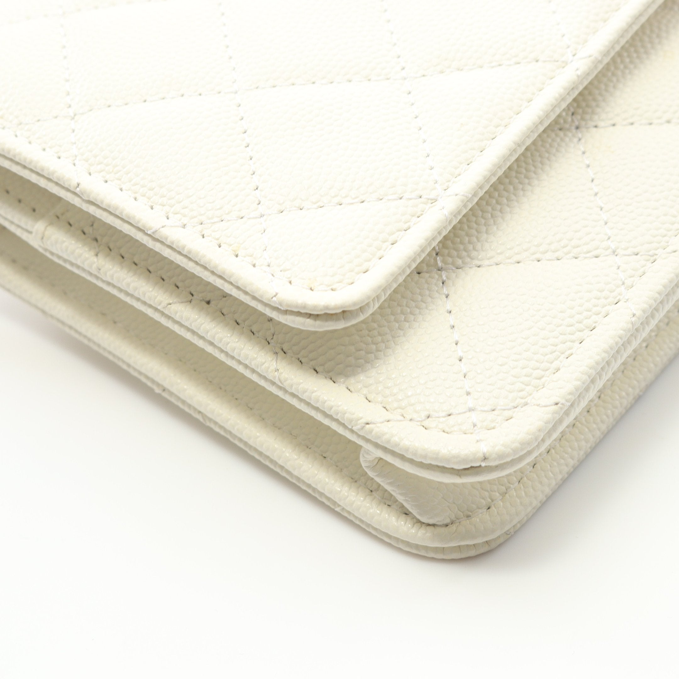 マトラッセ チェーンウォレット キャビアスキン ホワイト ゴールド金具