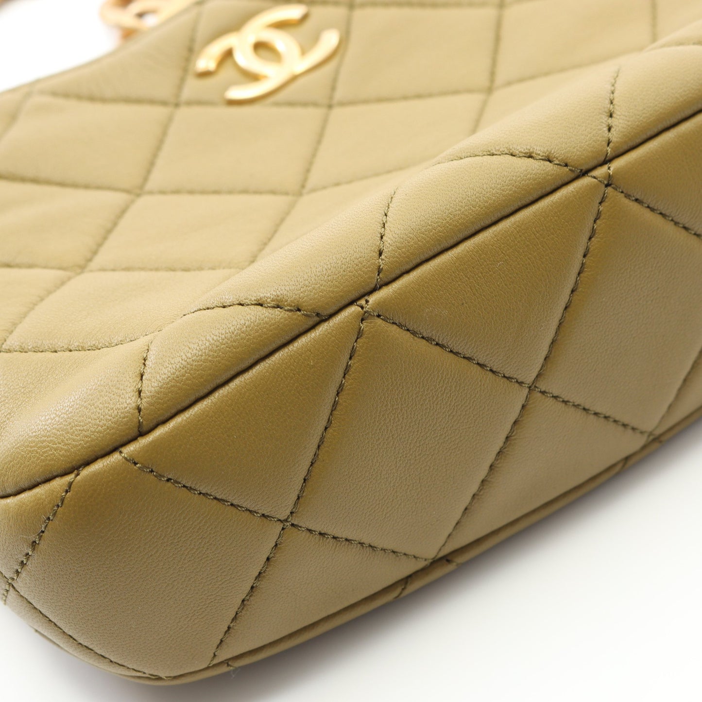 マトラッセ スモールホーボー チェーンショルダーバッグ ラムスキン カーキグリーン ゴールド金具 シャネル バッグ CHANEL