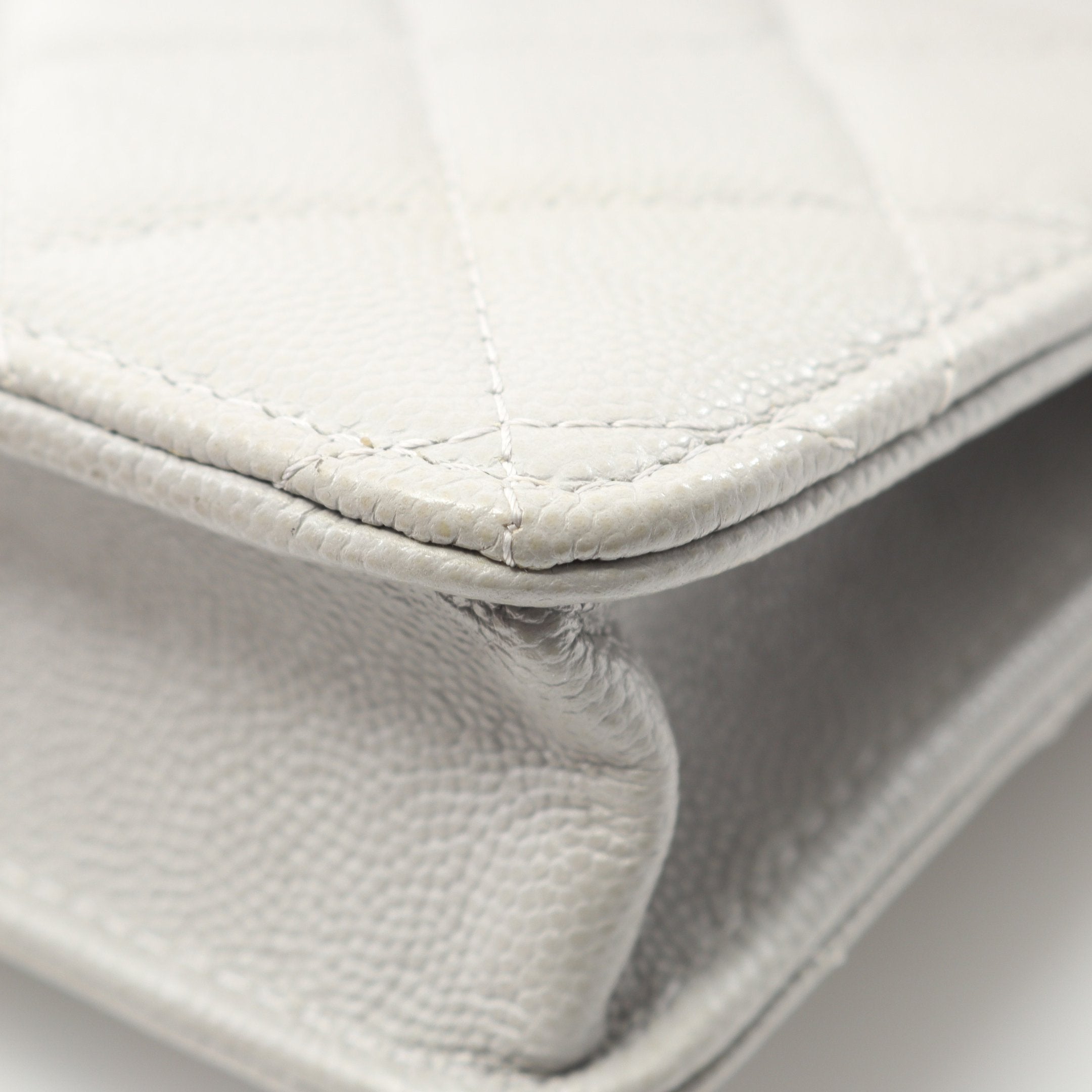 マトラッセ チェーンウォレット キャビアスキン グレー ゴールド金具