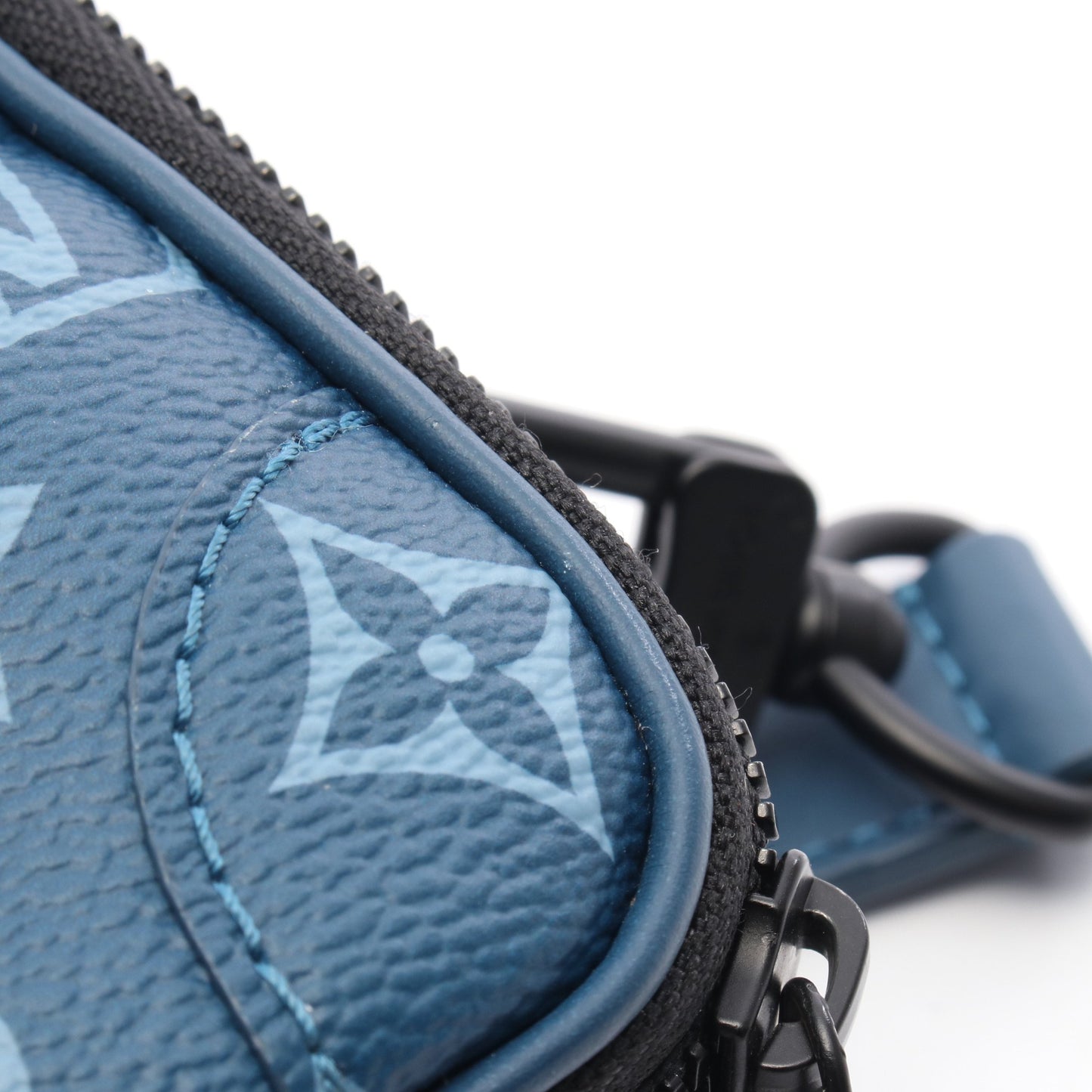 ナノ アルファ ウェアラブル ウォレット モノグラム ショルダーバッグ PVC レザー ブルー ルイヴィトン バッグ LOUIS VUITTON