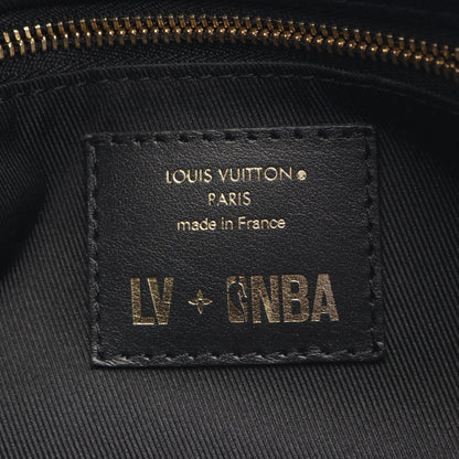 LOUIS VUITTON x NBA クローク ドップキット モノグラムエンボス セカンドバッグ ハンドバッグ レザー ブルー マルチカラー ルイヴィトン バッグ LOUIS VUITTON
