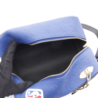 LOUIS VUITTON x NBA クローク ドップキット モノグラムエンボス セカンドバッグ ハンドバッグ レザー ブルー マルチカラー ルイヴィトン バッグ LOUIS VUITTON