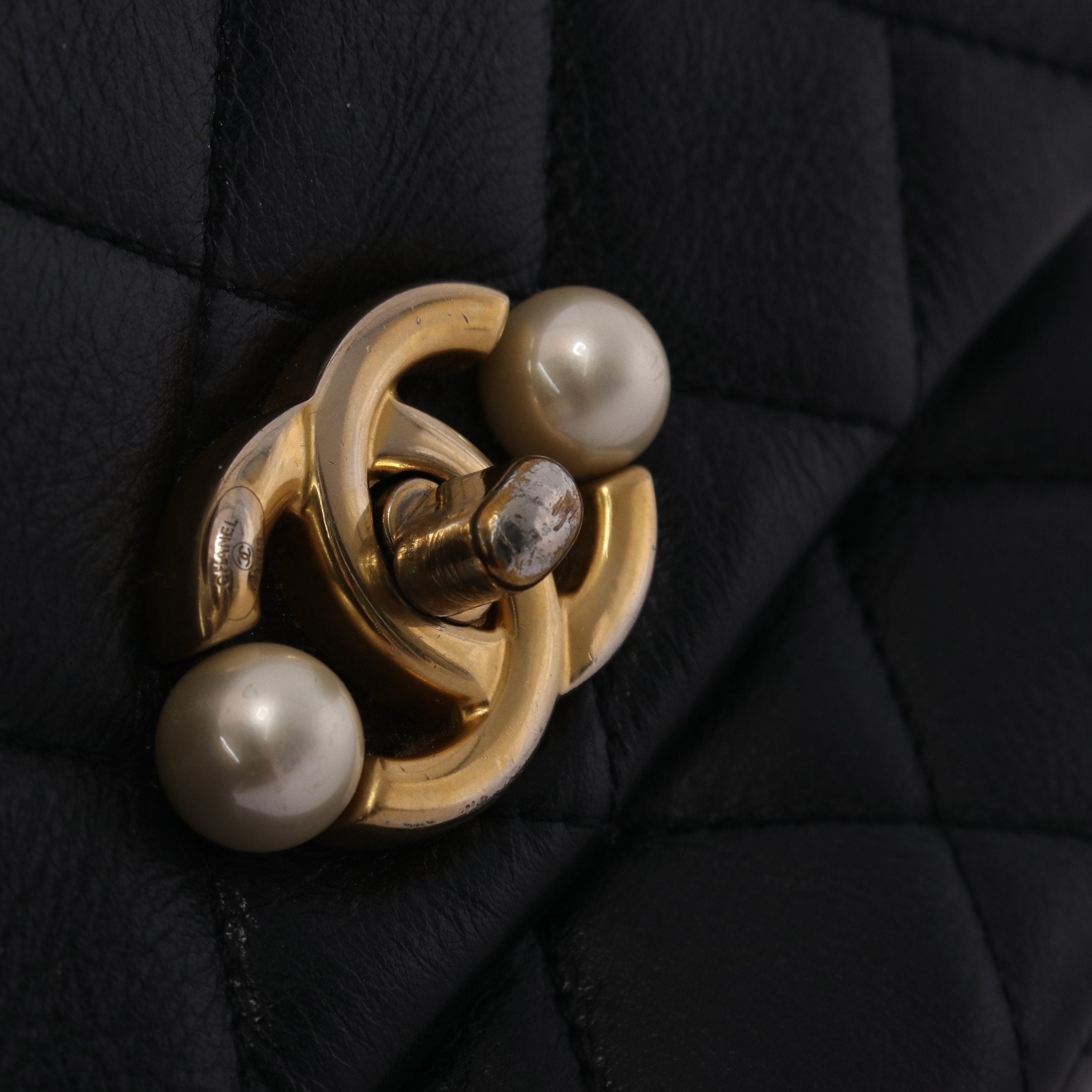 マトラッセ チェーンショルダーバッグ パール装飾 レザー ブラック