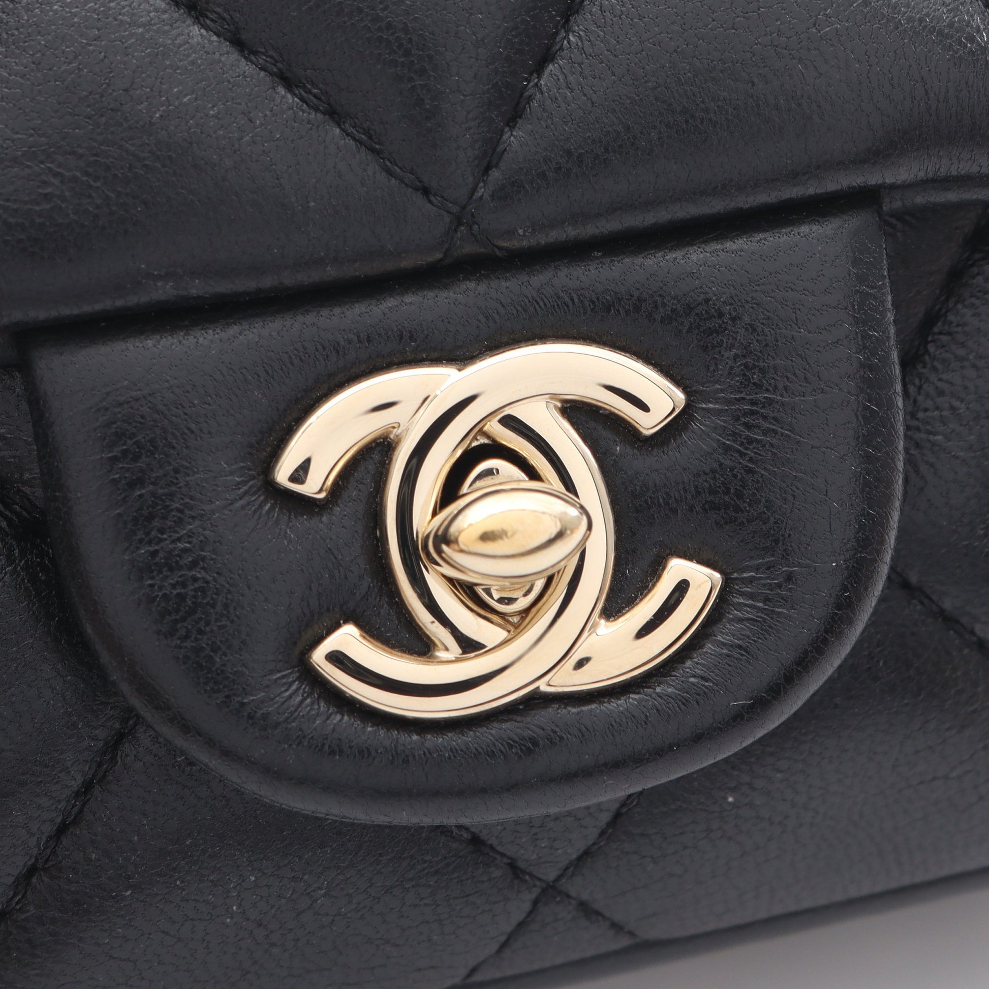 マトラッセ チェーンアラウンド パール チェーンショルダーバッグ ラムスキン ブラック ゴールド金具 シャネル バッグ CHANEL