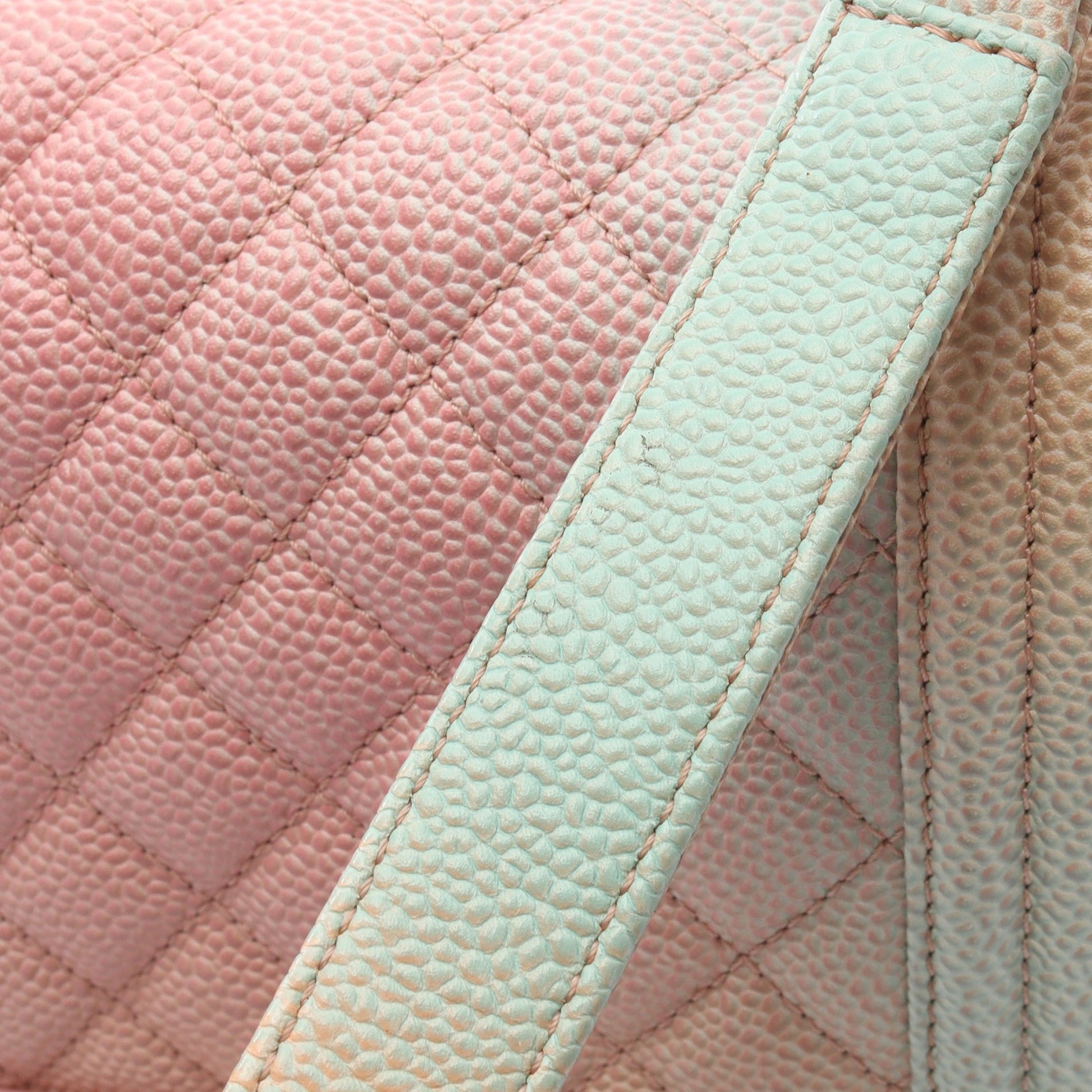 ボーイシャネル レインボー チェーンショルダーバッグ キャビアスキン ピンク ライトブルー シルバー金具 シャネル バッグ CHANEL