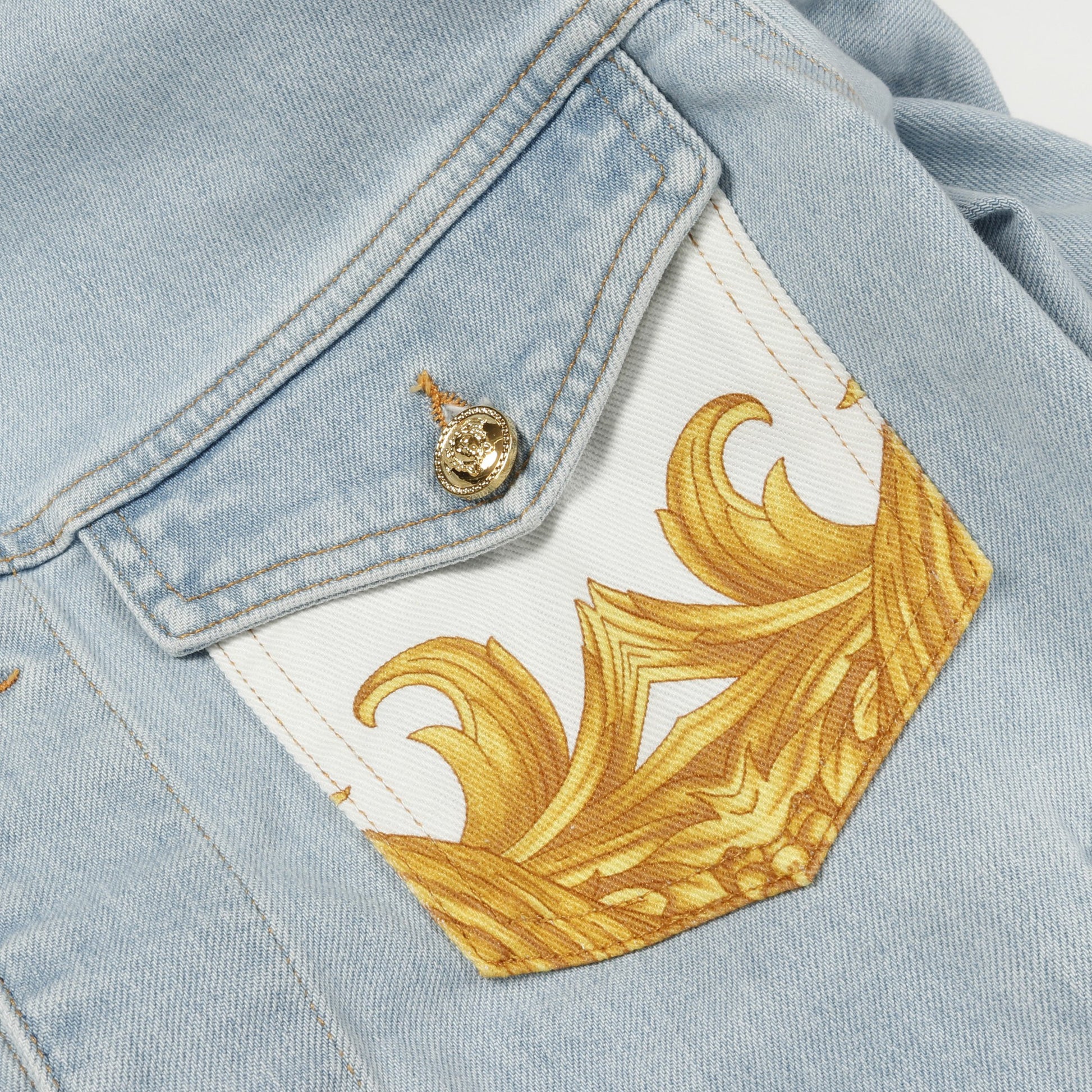 ストーンウォッシュ デニムジャケット コットン ライトブルー ホワイト イエロー ポケット切替 ヴェルサーチ アウター Versace