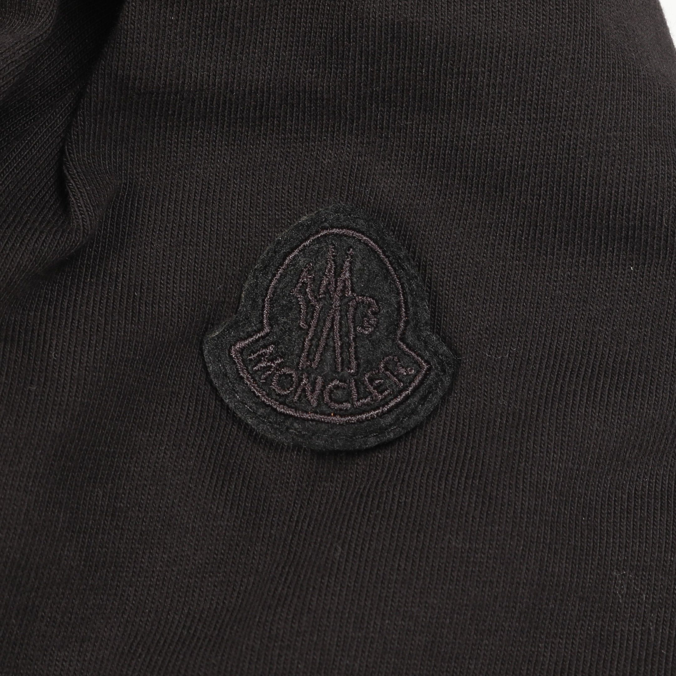 MONCLER モンクレール Teddy テディ ロゴワッペン付半袖カットソーTシャツ ブラック K20938C00028 MONCLER (モンクレール) メンズ Tシャツ 半袖 胸ロゴ クルーネック