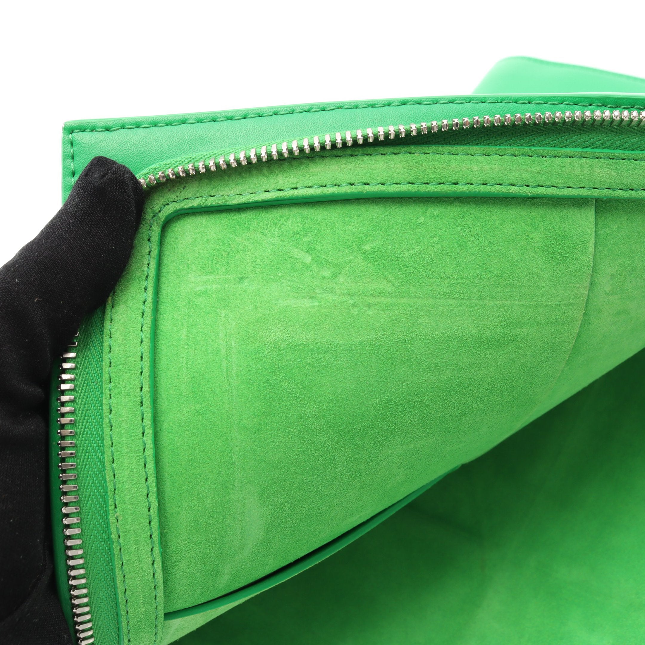 美品 ボッテガヴェネタ レザー クラッチバッグ イントレチャート ファスナー 緑 美品 ボッテガヴェネタ レザー クラッチバッグ イントレチャート