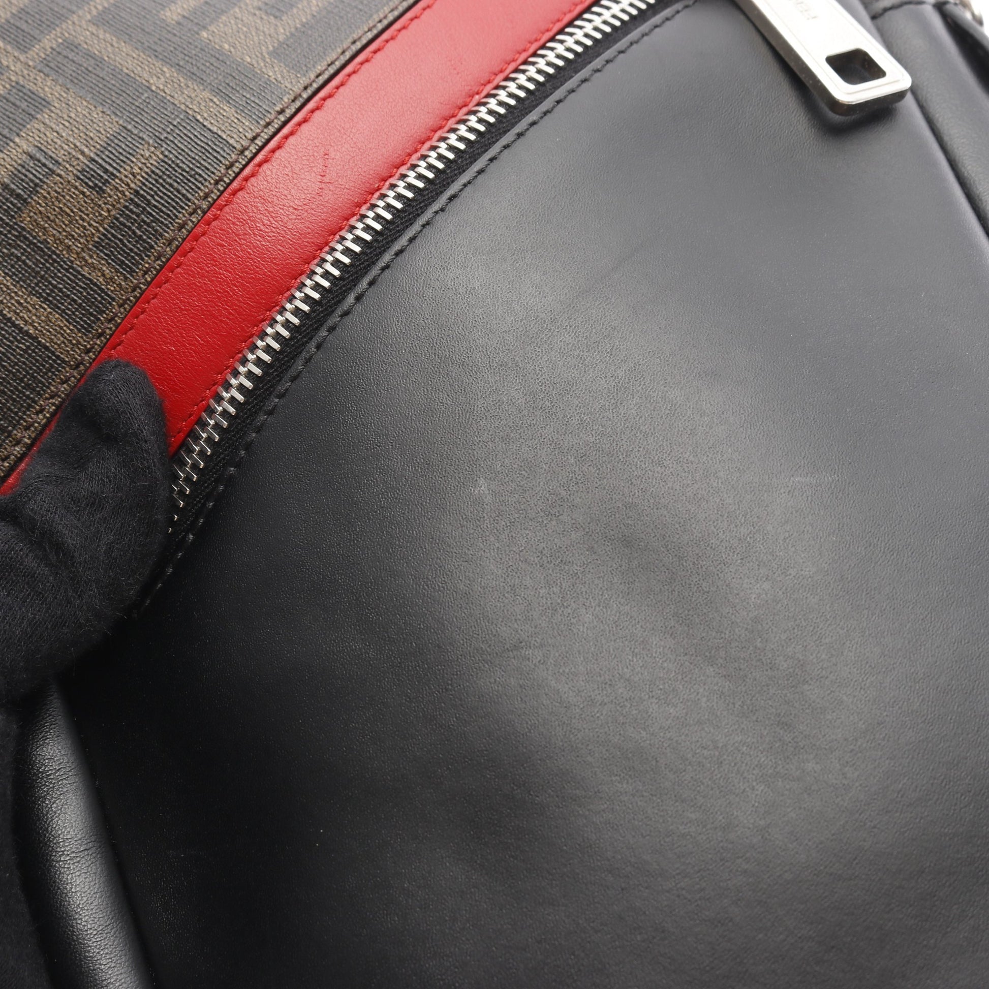 ズッカ ボディバッグ PVC レザー ブラック ブラウン レッド フェンディ バッグ FENDI