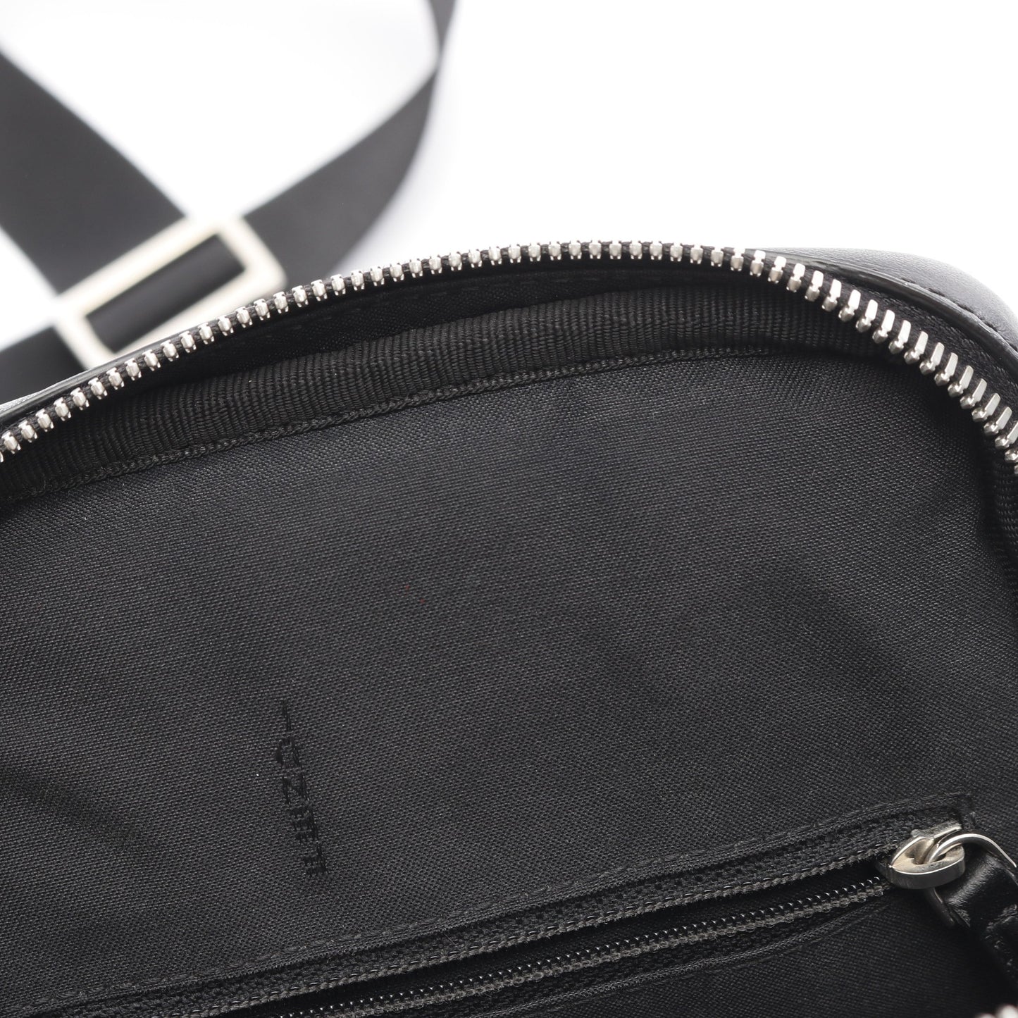 ズッカ ボディバッグ PVC レザー ブラック ブラウン レッド フェンディ バッグ FENDI